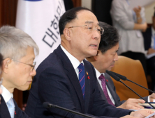 고용, 글로벌 금유위기 이후 최악...홍남기 “내주초 고용안정정책 패키지 발표”