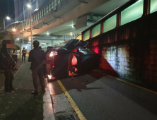 부산 해운대서 SUV차량, 연석·가로등 충격후 전도···운전자 경상