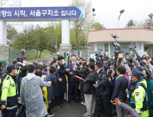 취재진에게 둘러싸인 전광훈
