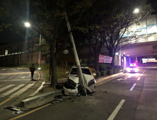 부산 해운대서 가로등 박고 그대로 ‘줄행랑’