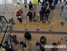 '붐비는 김포공항' 실종된 거리두기