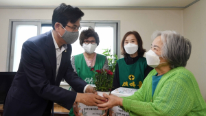 송파구, 가정의 달 맞아 홀몸 어르신께 계절 김치와 카네이션 전달
