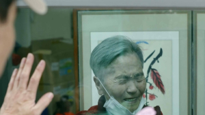 코로나19가 빚은 안타까움 “어머니, 손 한번 잡아드리지 못해 죄송해요”