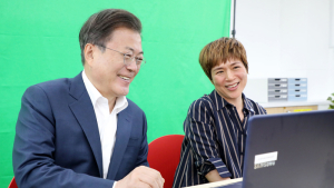 학생들과 화상으로 인사하는 문재인 대통령