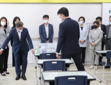 책상 거리 살피는 문 대통령