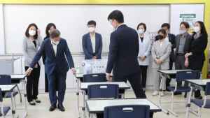 책상 거리 살피는 문 대통령
