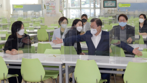 고등학교 급식실 점검하는 문 대통령