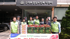 농협유통, 지역 어르신들께 카네이션 달아드려