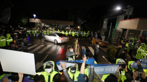 서울구치소 앞에 모인 정경심 지지자들