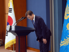 인사하는 문 대통령