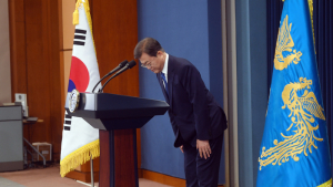인사하는 문 대통령