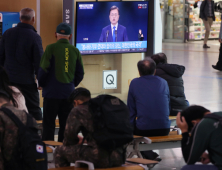 문 대통령 특별연설 시청하는 시민들