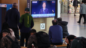 문 대통령 특별연설 시청하는 시민들