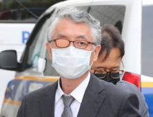 ‘미공개정보 주식거래’ 신라젠 문은상 대표 구속심사 출석