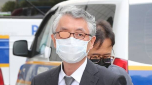 ‘미공개정보 주식거래’ 신라젠 문은상 대표 구속심사 출석