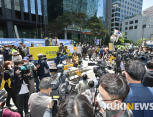 '후원금 회계 논란' 취재진 몰린 수요집회