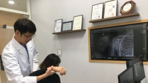 [칼럼] 어깨 통증, 방치하지 말고 도수치료를