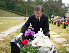 문대통령 “5·18 진실고백·용서, 남아공 진실화해위 모델 고려”