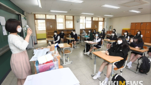 “마스크와 손세정 나눠주는 선생님” 개학 첫날 고3 교실, 이천양정여고