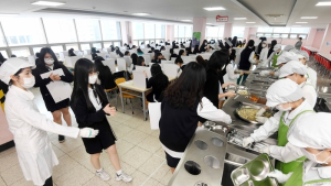 “오랜만에 학교급식 너무 맛있어요” 고3 개학 첫날, 이천양정여고 점심시간