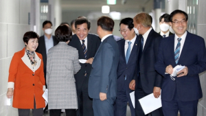 이낙연 코로나위원장 보는 시선, 당정가교 vs 막후총리