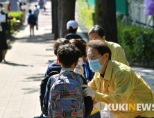 '초등생 첫 등교' 체온 측정하는 조희연 교육감