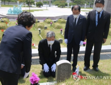 노태우 장남 재헌 씨, 5·18묘지 참배… 아버지 명의로 헌화