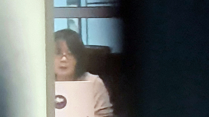 윤미향, ‘나비뱃지’ 달고 첫 출근…엇갈린 여당 반응