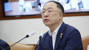 홍남기 “증권·카드사 환전·송금 네트워크 공유 확대”