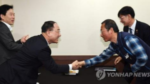홍남기, 민주노총 위원장 만나 코로나19 극복 대타협 당부