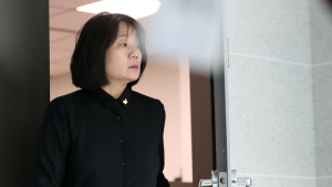윤미향 ‘의원실 대기’ 취재진에 폭발 “내가 죽는 모습 찍으려는 거냐”