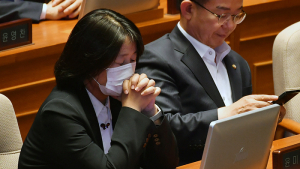 두 손 모으고 눈 감은 윤미향 의원