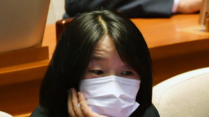 본회의서 생각에 잠긴 윤미향 의원