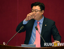 목 타는 김성원 의원