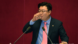 목 타는 김성원 의원