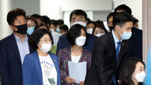 원 구성 촉구 기자회견 위해 소통관 향하는 초선의원들