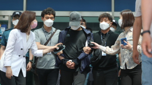 '의붓딸 학대' 계부, 영장심사 출석