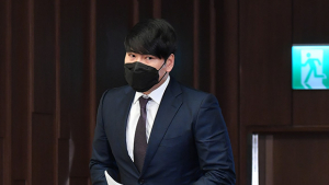 강정호 '무거운 걸음걸이'