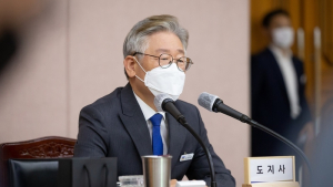 이재명, 홍남기와 또 충돌… 이번엔 광역버스 예산논란