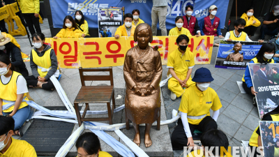 몸 묶은 대학생들 '소녀상은 우리가 지킨다'