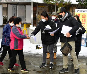 시민에게 커피 전달하는 전국카페사장연합회