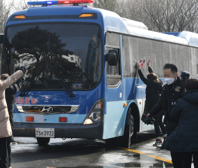 '정인이 양모' 호송차량 막는 시민들