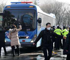 '정인이 양모' 탑승한 호송차량 앞에서 시위하는 시민들