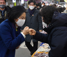 시장 상인들 민심 잡기 나선 박영선 전 장관