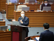 4차 재난지원금 각 세운 홍남기... “재정 당국 시각도 존중을”