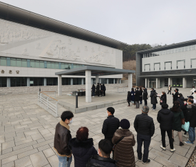 [쿠키포토] 설 연휴 전 현충원 찾은 참배객