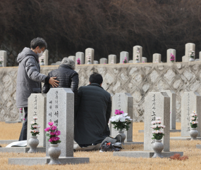 [쿠키포토] 설 앞두고 미리 찾은 성묘객