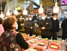 시장 상인과 대화하는 김철수 속초시장