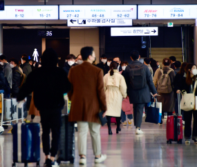 설 연휴 첫날, 아침부터 붐비는 김포공항