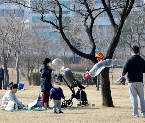 [쿠키포토] '아빠와 즐기는 비눗방울 놀이'